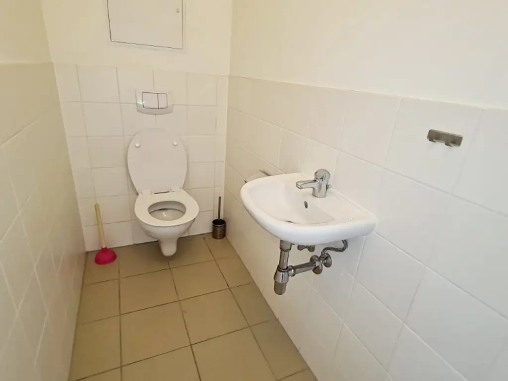 DACHGESCHOSS, gepflegte 103 m2 Neubau mit Loggia und Balkon, Wohnküche, 3 Zimmer, Wannenbad, Parketten, Holbeingasse