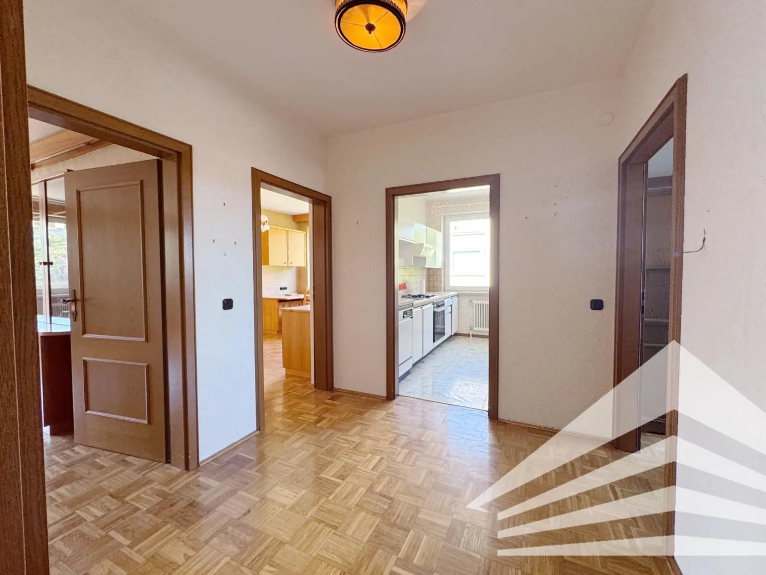 Gepflegte 4 Zimmerwohnung mit Garage und Balkon in bester Lage am Auberg