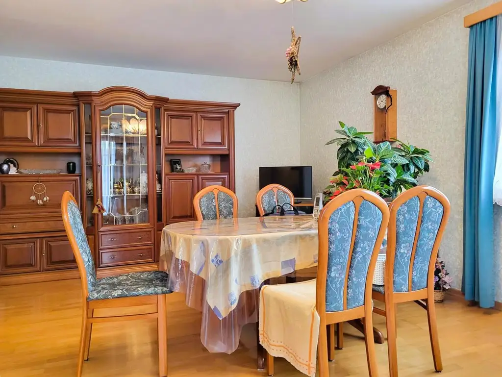 GUT GELEGENES HAUS MIT PFLEGELEICHTEM GARTEN IN BRUNN AM GEBIRGE