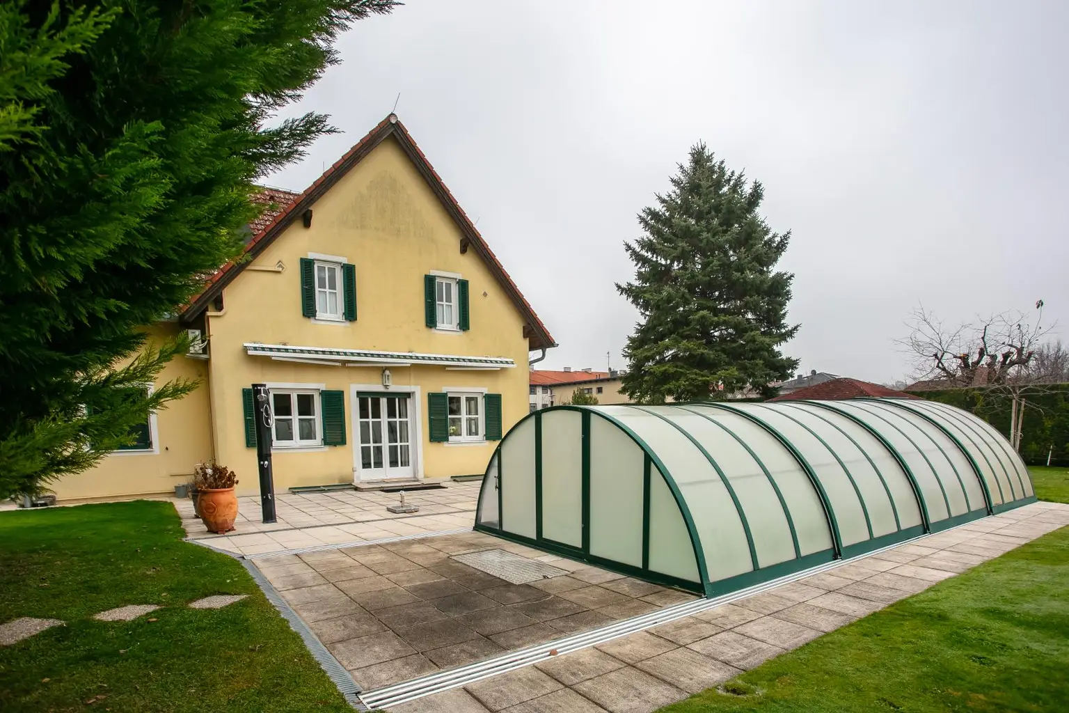 Pool mit Überdachung