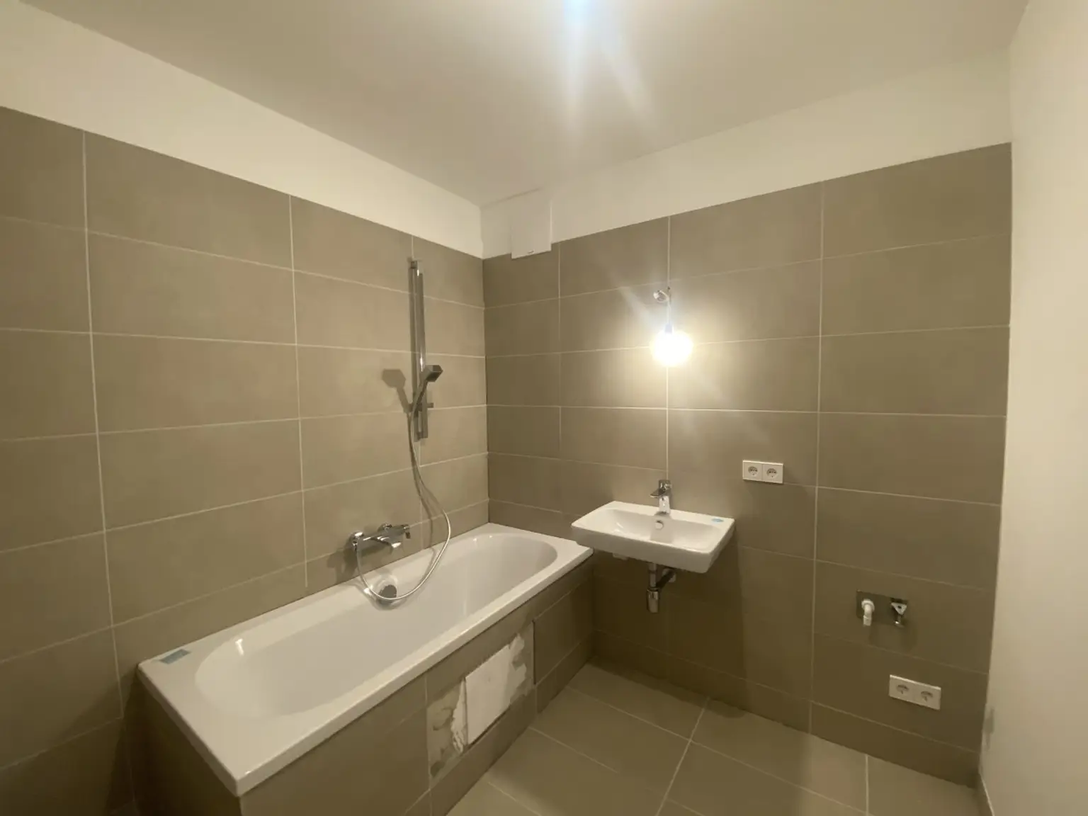 = DAS LAURENZ = Townhouse - 4 Zimmer Gartenwohnung +  2 Bäder - ERSTBEZUG 3 bedroom apartment+garden