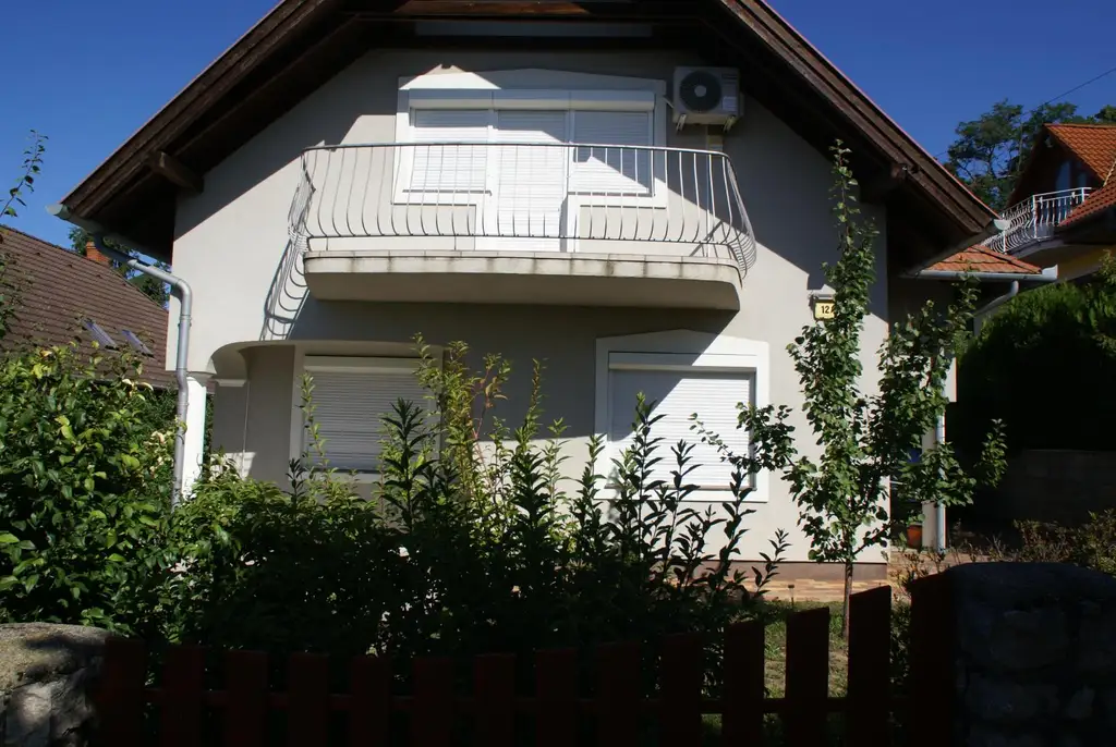 Stilvolles Einfamilienhaus in Hévíz – Modernes Wohnen am Waldrand