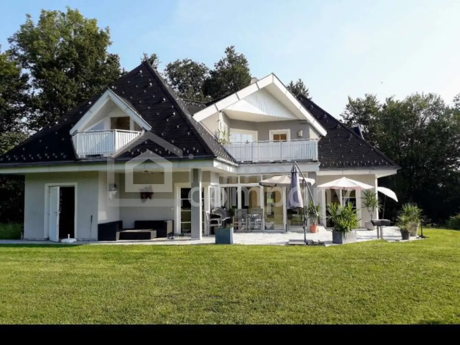 Villa in Einzellage und möglicher zusätzlicher Bebauung mit 5 Doppelhäusern