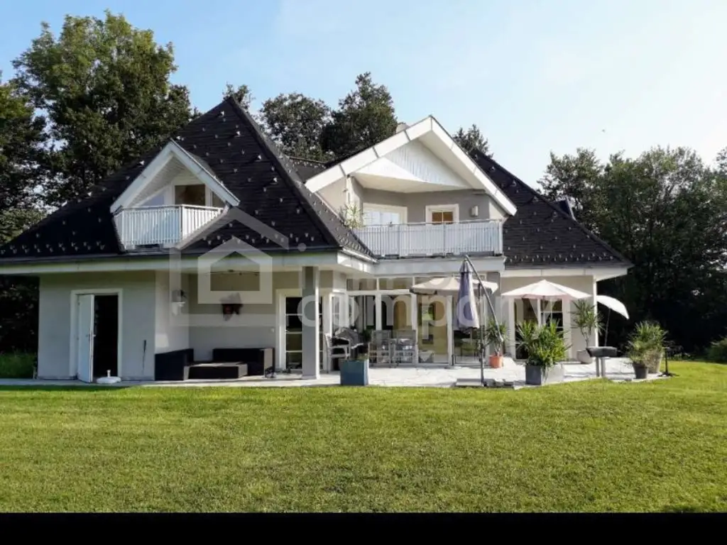 Villa in Einzellage und möglicher zusätzlicher Bebauung mit 5 Doppelhäusern