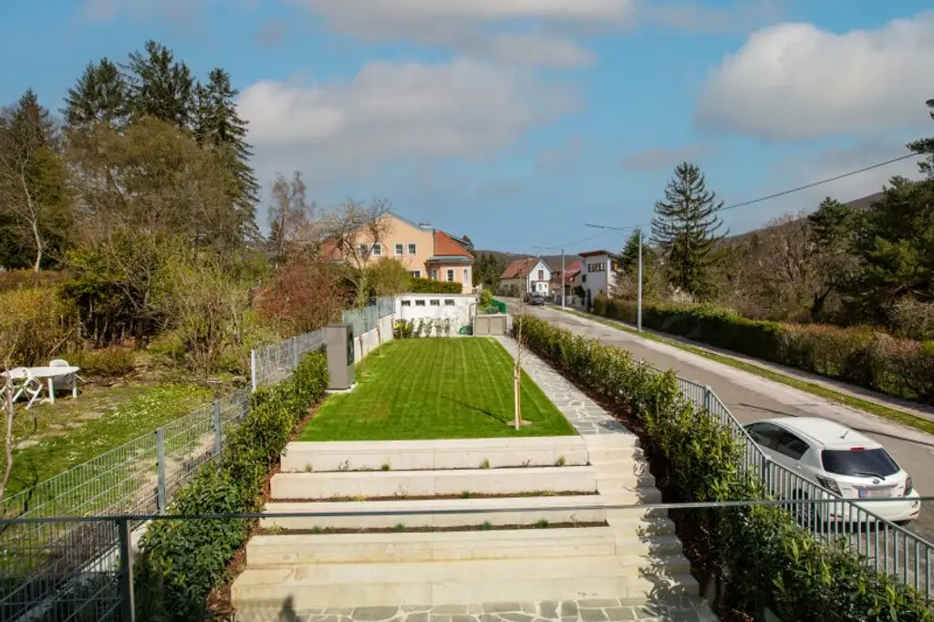 Lichtdurchflutete Architektenvilla mit Fernblick am Fuße des Wolfersbergs