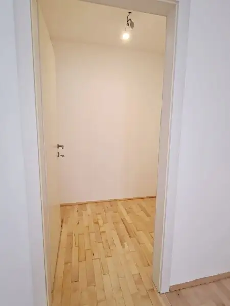 HÖRLGASSE BEIM SCHLICKPLATZ, gepflegte 45 m2 Neubau, 2 Zimmer, Komplettküche, Duschbad, Parketten, 2. Liftstock
