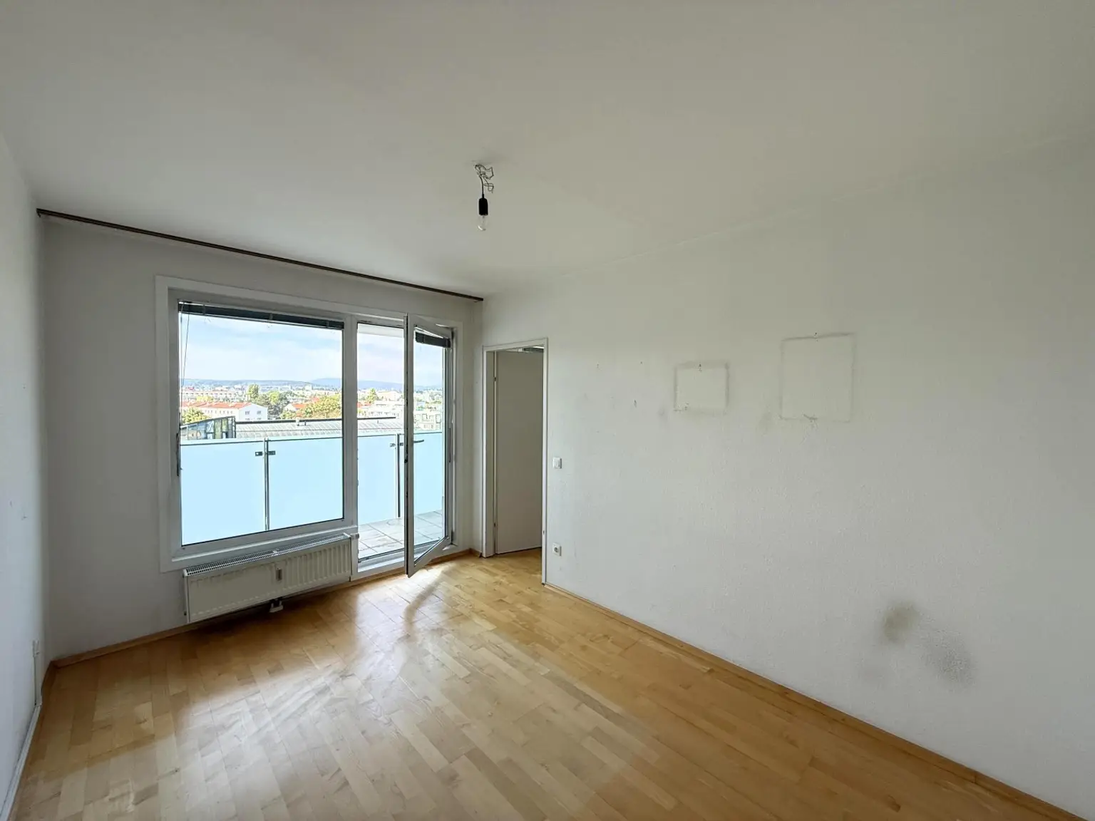 Eine helle, renovierungsbedürftige 3-Zimmer Wohnung // A bright 3-room apartment in need of renovation //