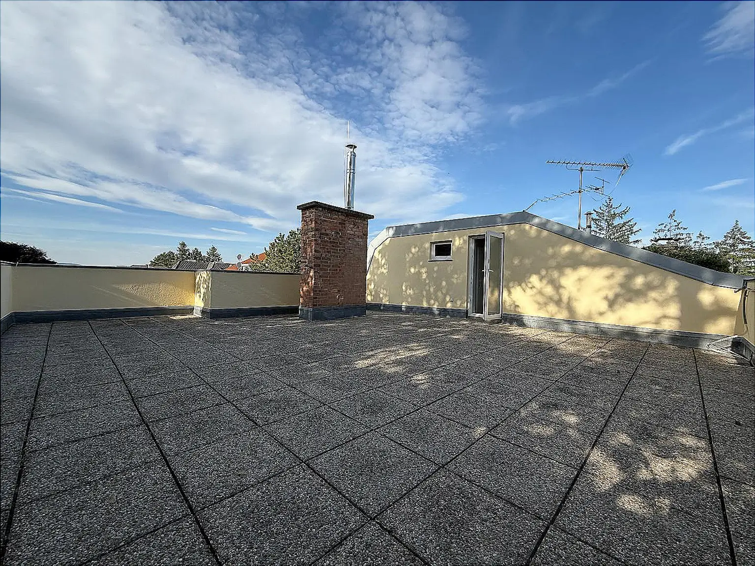 Hoch oben, in Mauer, die Rooftop Terrasse 73m2, der Balkon 16m2, die top sanierte Wohnung 90m2