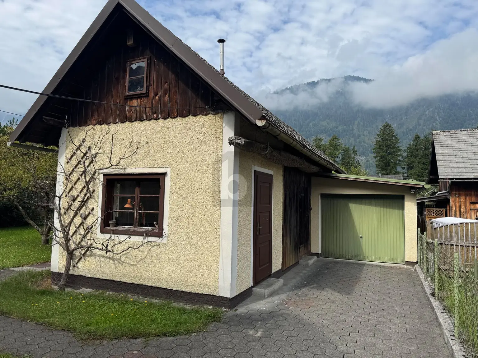 AUSBLICK AUF DIE BERGE MIT GROßEM GARTEN UND WERKSTATT