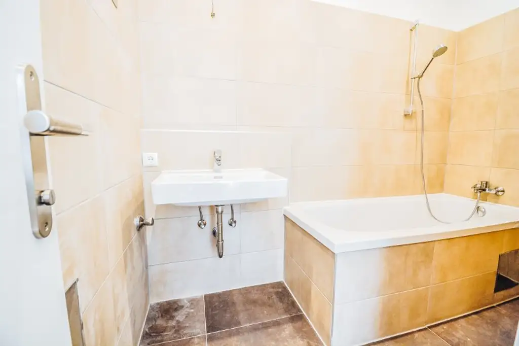 DAN KÜCHE I TIEFGARAGE I BADEWANNE I NEUBAU I SEHR HELL I TOP-SANIERT I LETZTER STOCK I SEHR RUHIG I BLICKL INS GRÜNE I TOP GRUNDRISS I AB SOFORT I