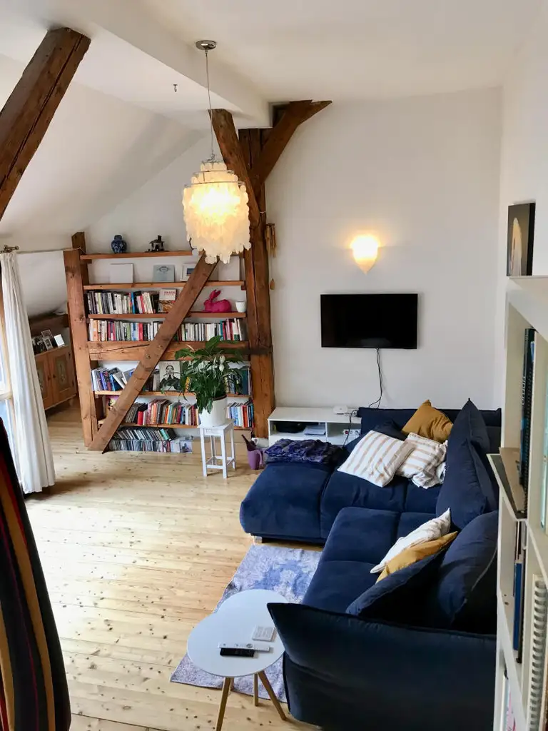 Charmante 3-Zimmer-Dachgeschosswohnung mit Lift am Opernring – Urbanes Wohnen im Herzen von Graz