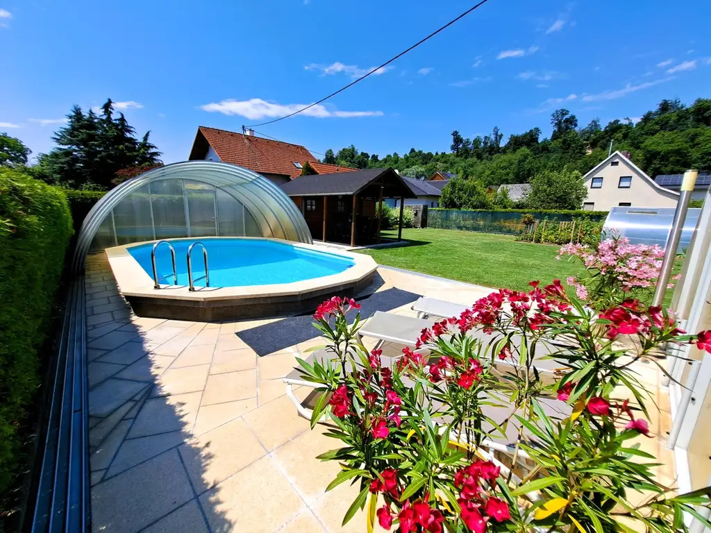 Wohnjuwel mit 2 Wohnungen (ca. 290 m² Wfl.), 2 Terrassen, Gartenareal mit Pool & Poolhaus - Neuzeug