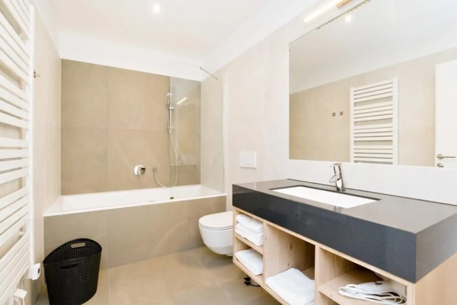 hochwertiges Bad mit Wanne und Markenarmaturen!