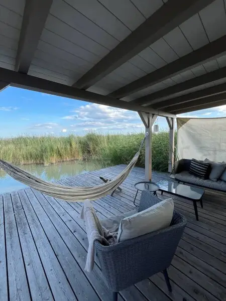 Neu adaptierte Spitzhütte in Toplage am offenen See