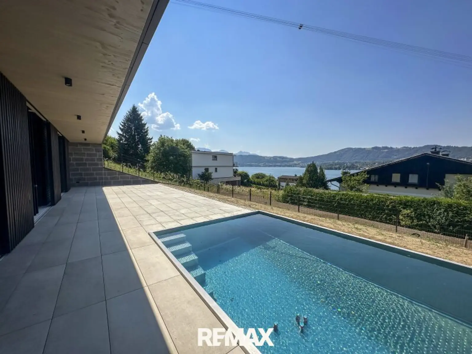 Terrasse mit Pool und Garten
