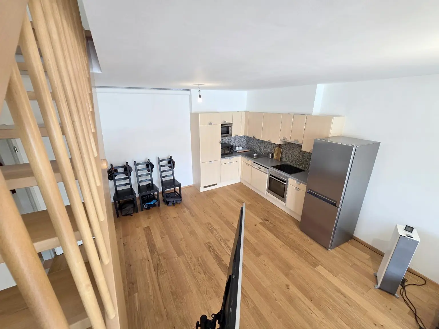 Blick ins Wohnzimmer mit Küche