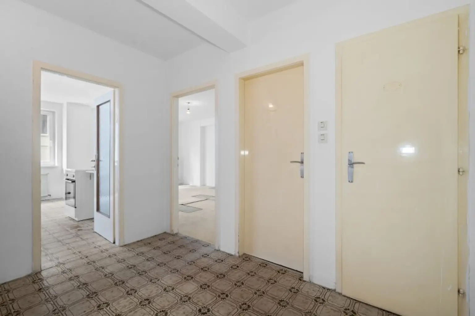 Geräumige 3-Zimmer-Wohnung in 1150 Wien/sanierungsbedürftig /WG möglich