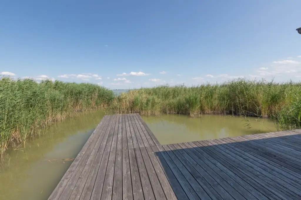 Neu adaptierte Spitzhütte in Toplage am offenen See