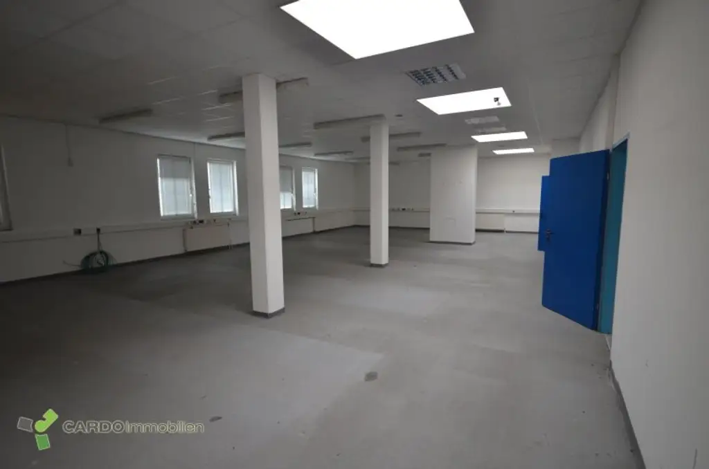Halle und Lager 425m², 340m², 414m² für Veranstaltungen oder Lager, 2 Gewerbeobjekte nebeneinander mit große Parkplatz, entweder zusammen oder einzeln zu vermieten