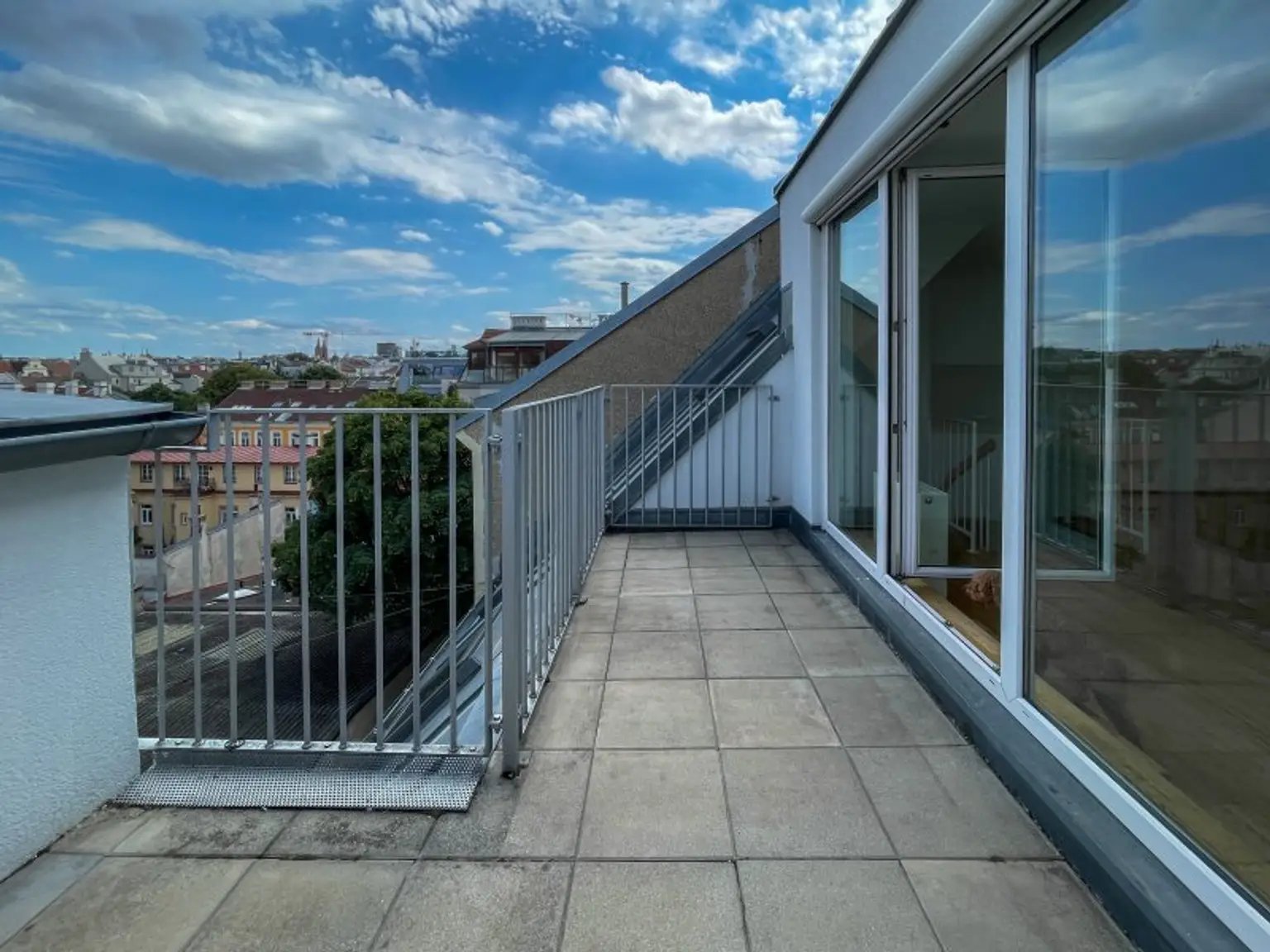 DG-Maisonette mit Terrasse – Wohnen auf zwei Ebenen in ruhiger Stadtlage mit Weitblick