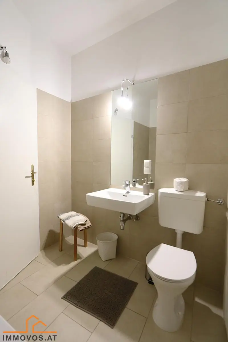 Gelegenheit: 4-Zimmer-Altbau MIT  Balkon an der Grenze 7./8 im 2. Lift-Stock