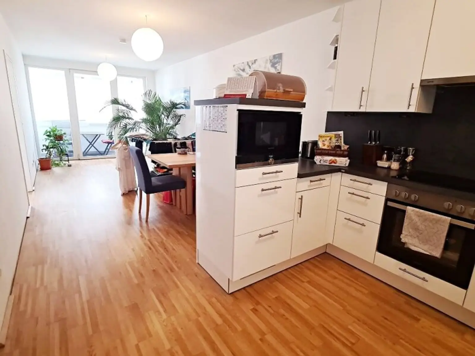 WAGRAMER STRASSE, sonnige 64 m2 Neubau mit 4 m2 Loggia, 3 Zimmer, Komplettküche, Wannenbad, Parketten, U1-Nähe