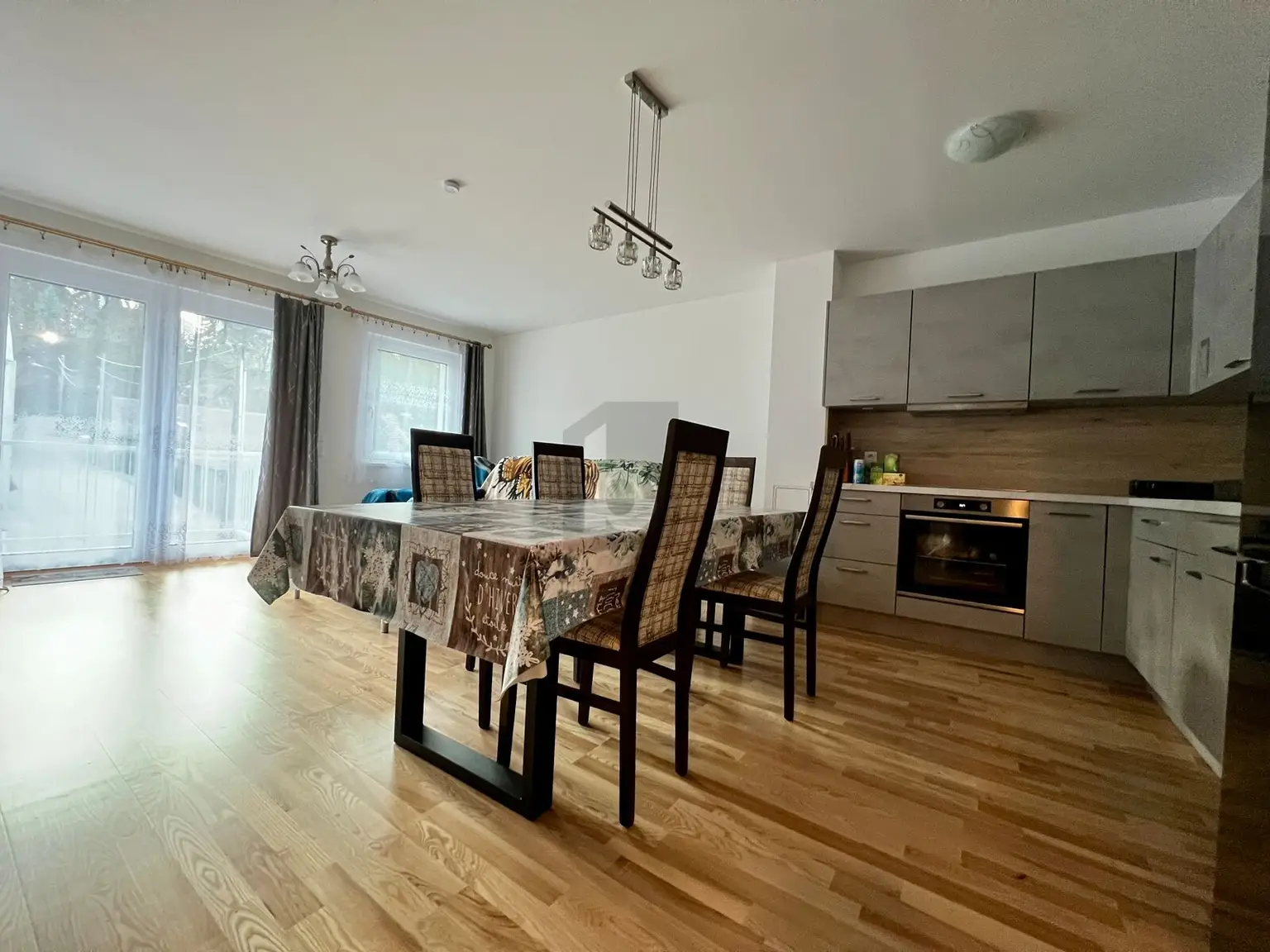 MODERNER WOHNHIT MIT BALKON
