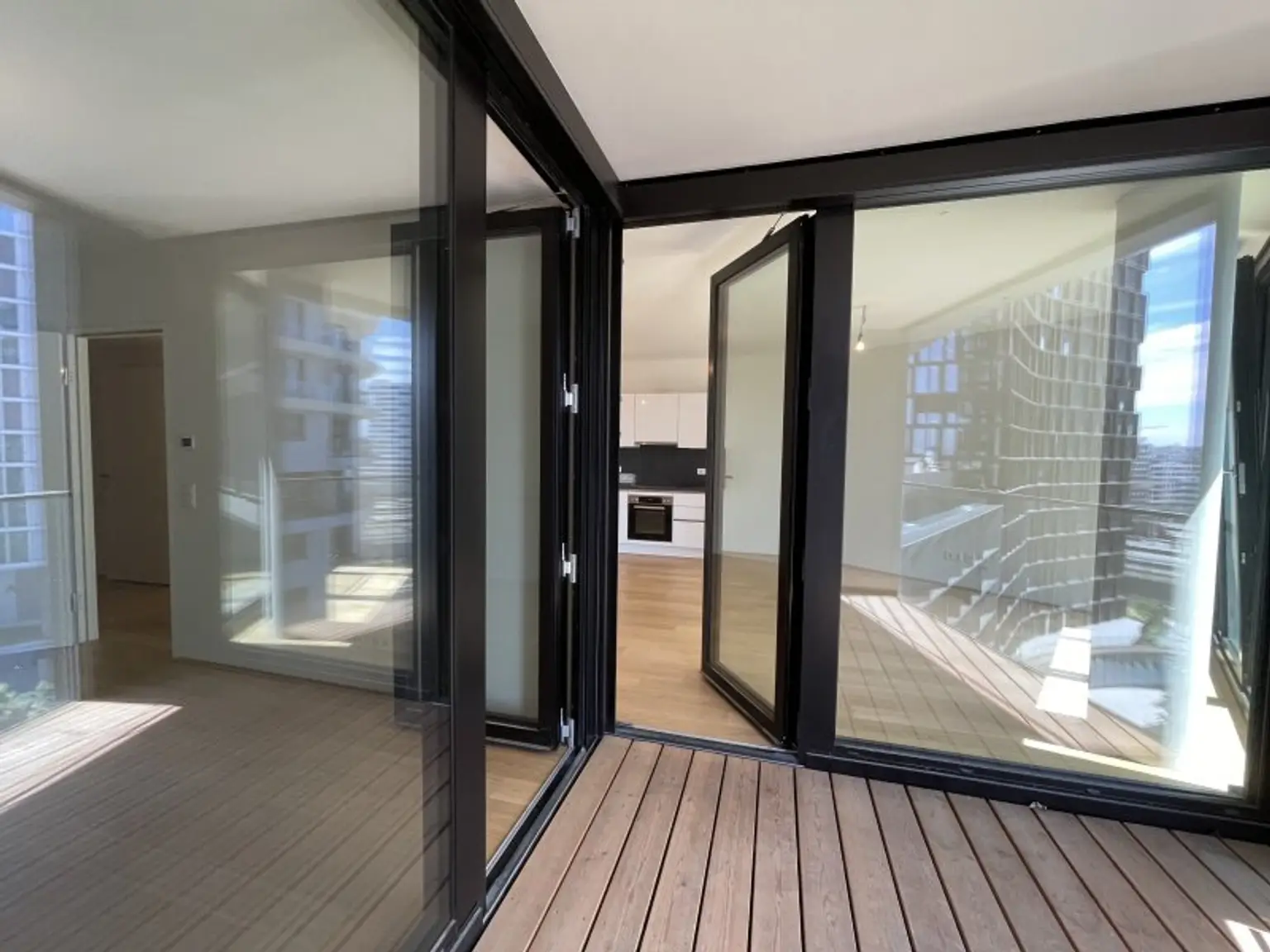 UNBEFRISTETE 4-Zimmer im Neubau mit Freifläche