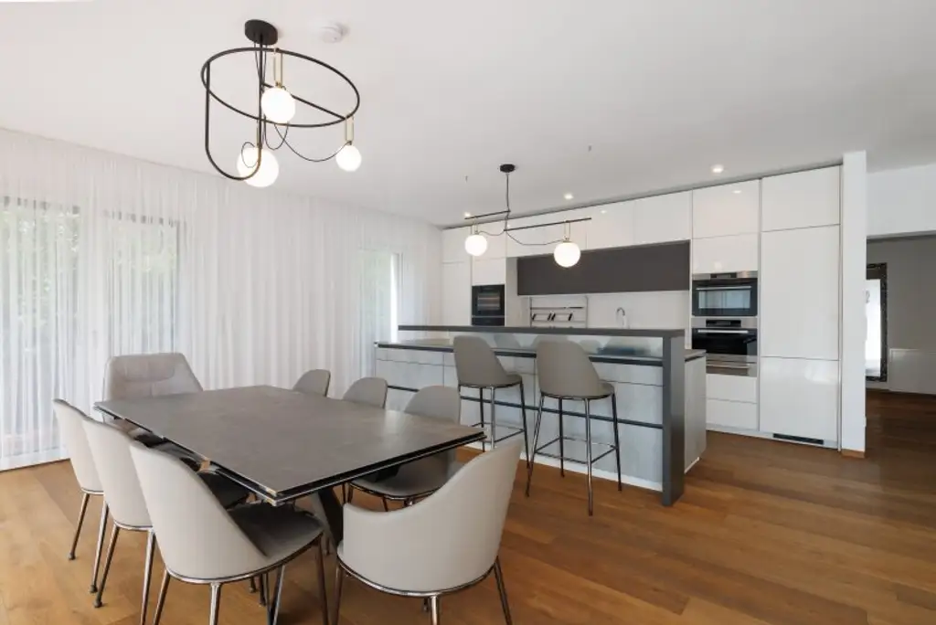 WOHNUNG mit 300 m² Privatgarten im 1190 Wien + Pool und Gym Nähe American Int. School