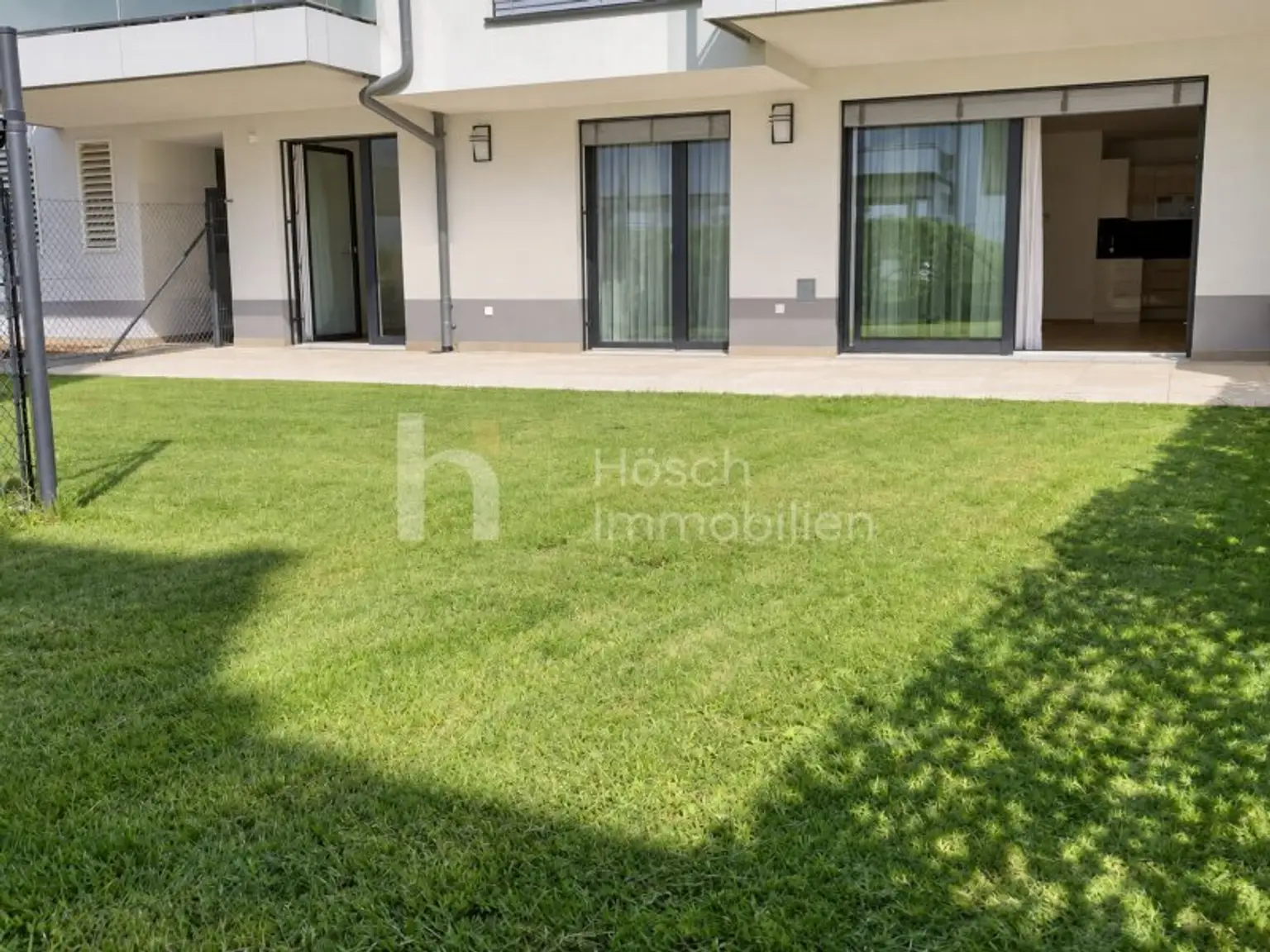 Westterrasse und Eigengarten – KI-bearbeitet