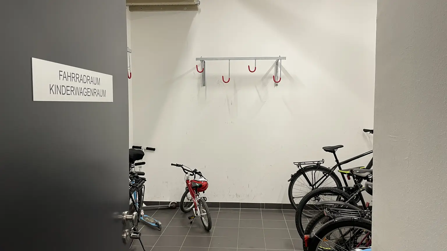 Moderne Dachgeschosswohnung, klimatisiert und gut geschnitten