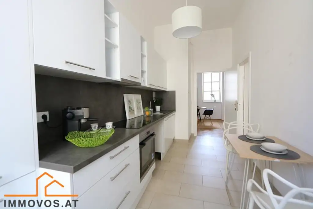 Gelegenheit: 4-Zimmer-Altbau MIT  Balkon an der Grenze 7./8 im 2. Lift-Stock
