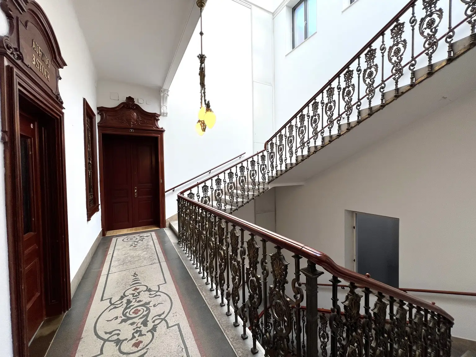 Stilvolle 6-Zimmer Wohnung im repräsentativen Haus