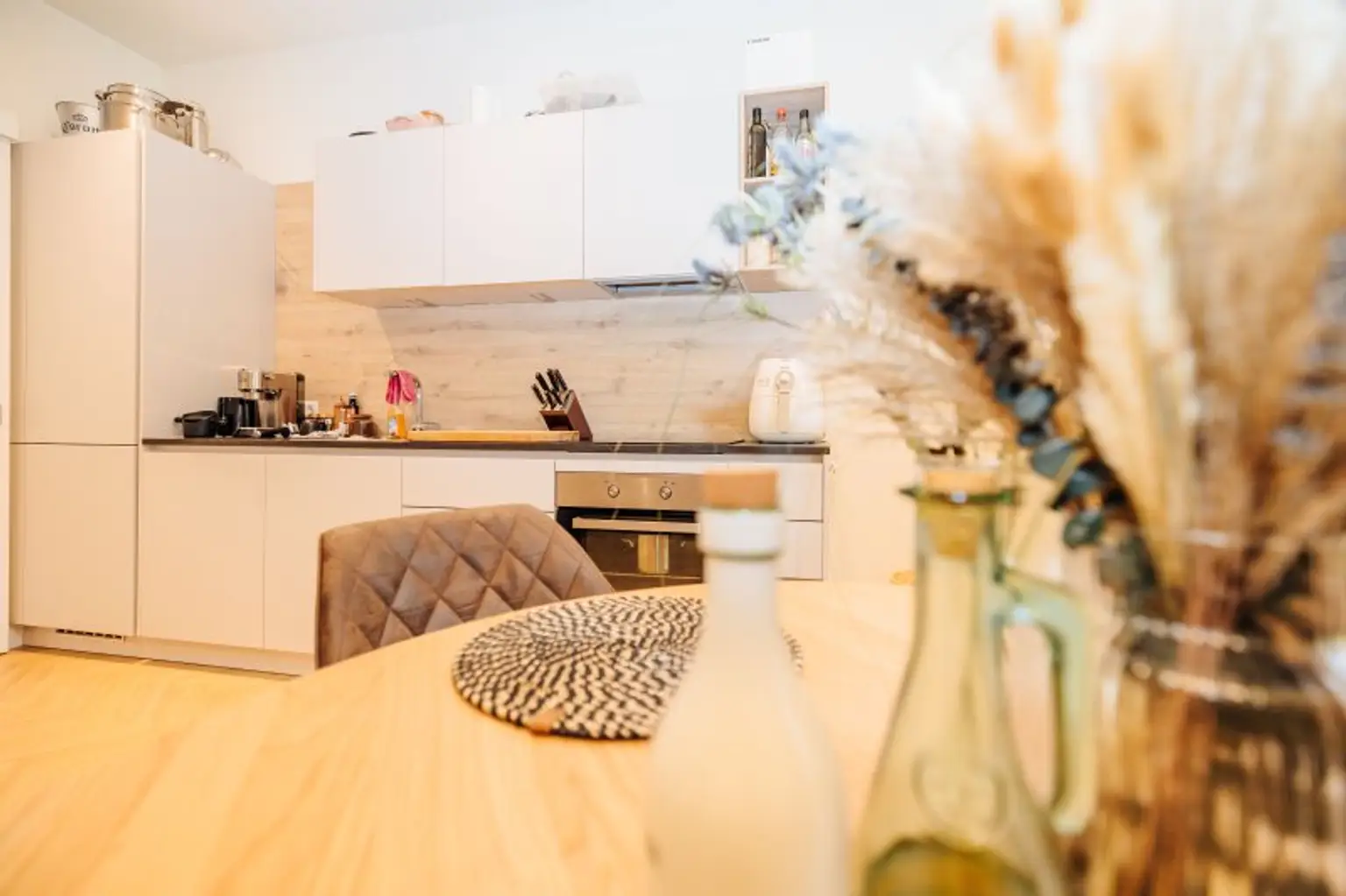 AB 01. JANUAR VERFÜGBAR I MODERNES WOHNEN IN ZENTRALER LAGE I STILVOLLE EINBAUKÜCHE I KPL8 – KOMFORT TRIFFT INTELLIGENTE TECHNIK I WALK-IN-DUSCHE I HAUSTIERFREUNDLICH I