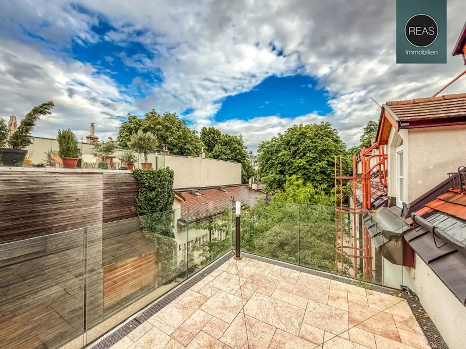 Provisionsfrei: Exklusives Maisonette - Apartment mit Loggia und Terrasse beim Beethoven Museum und Pfarrplatz! Garagen verfügbar!