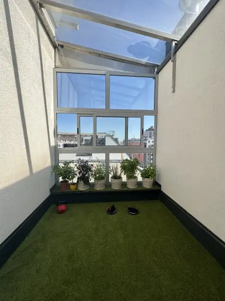 3-Zimmer-Dachgeschosswohnung mit 2 Balkonen, Wintergarten-Loggia & Weitblick - U2 Hardeggasse fußläufig - Klimaanlage & Küche