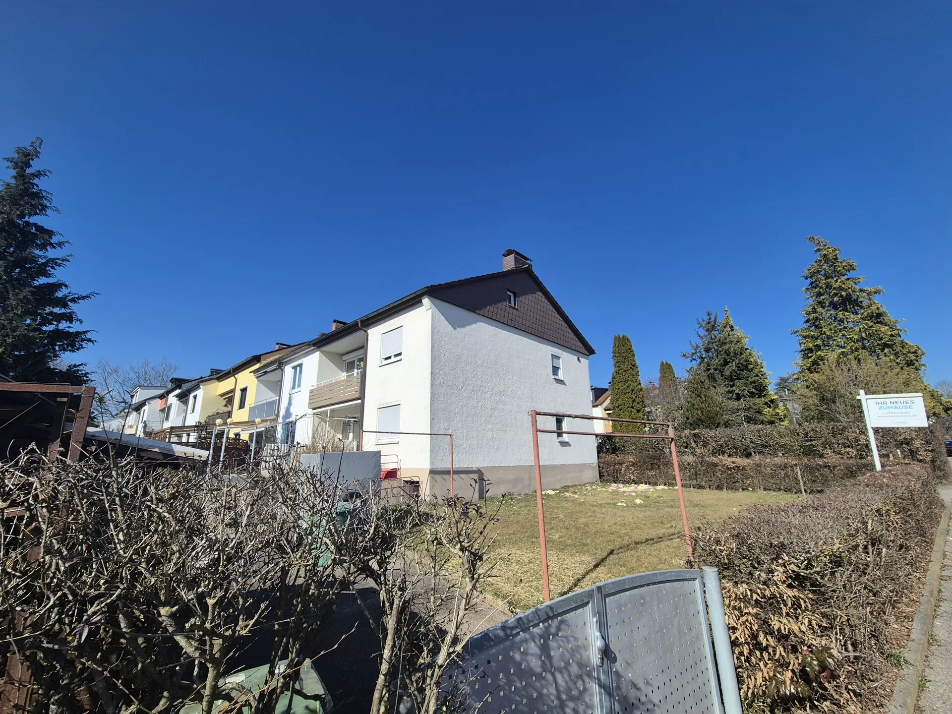 Hausansicht mit Garten