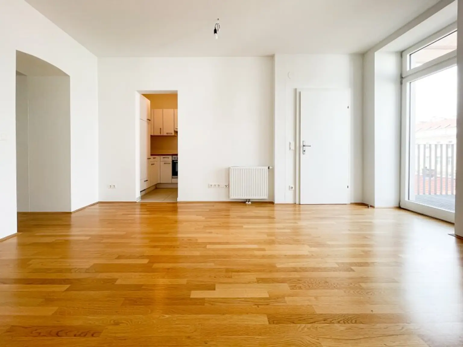 ALTBAUWOHNUNG MIT HOFSEITIGEM BALKON: 3 Zimmer inkl. Küche im 3. Liftstock