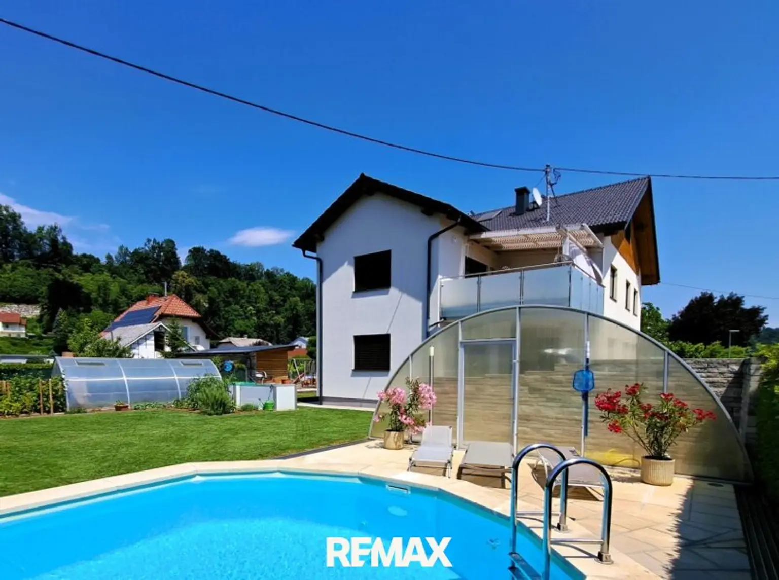 Wohnjuwel mit 2 Wohnungen und Pool