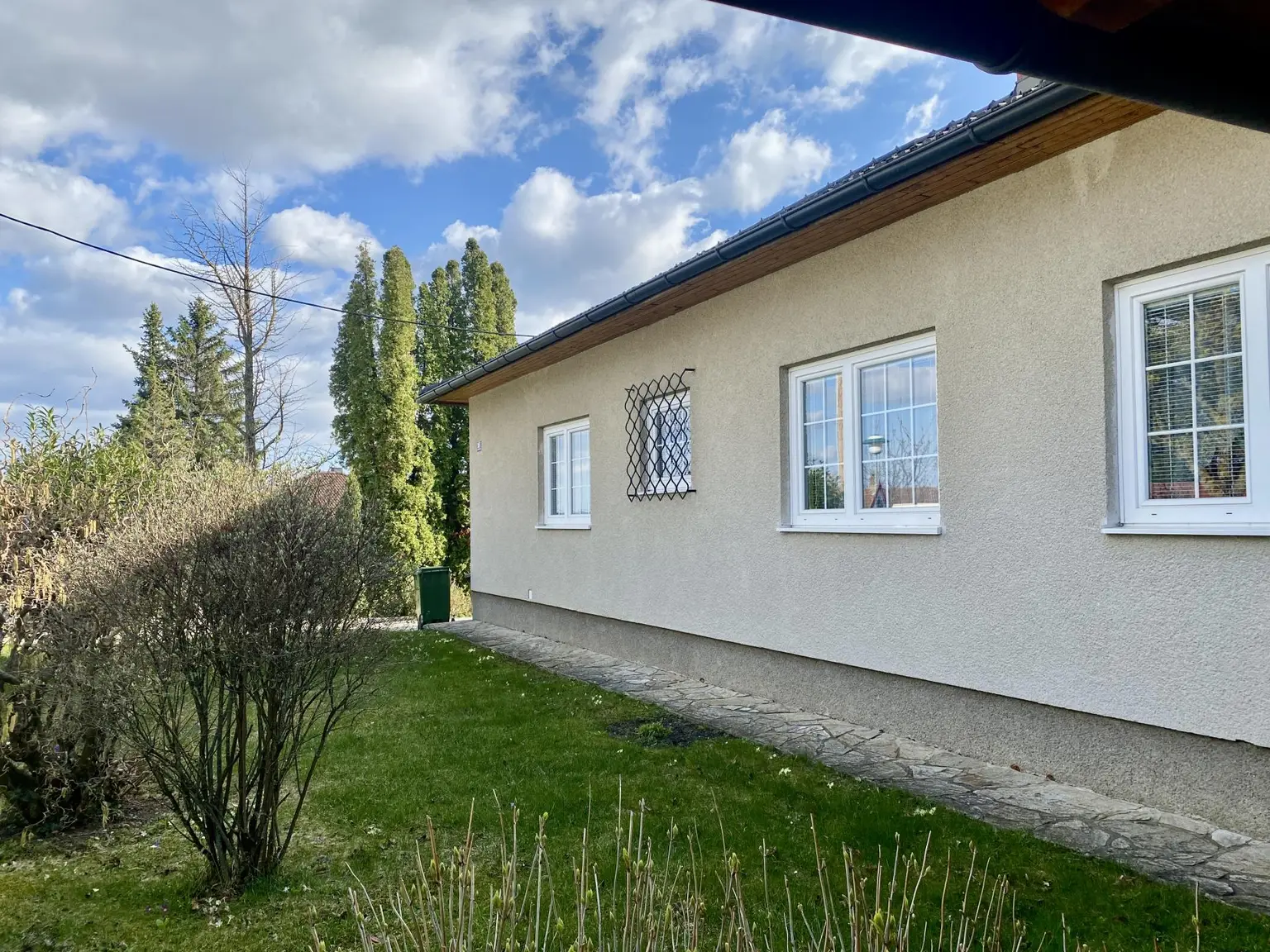 Hausfront Straßenseite, Vorgarten