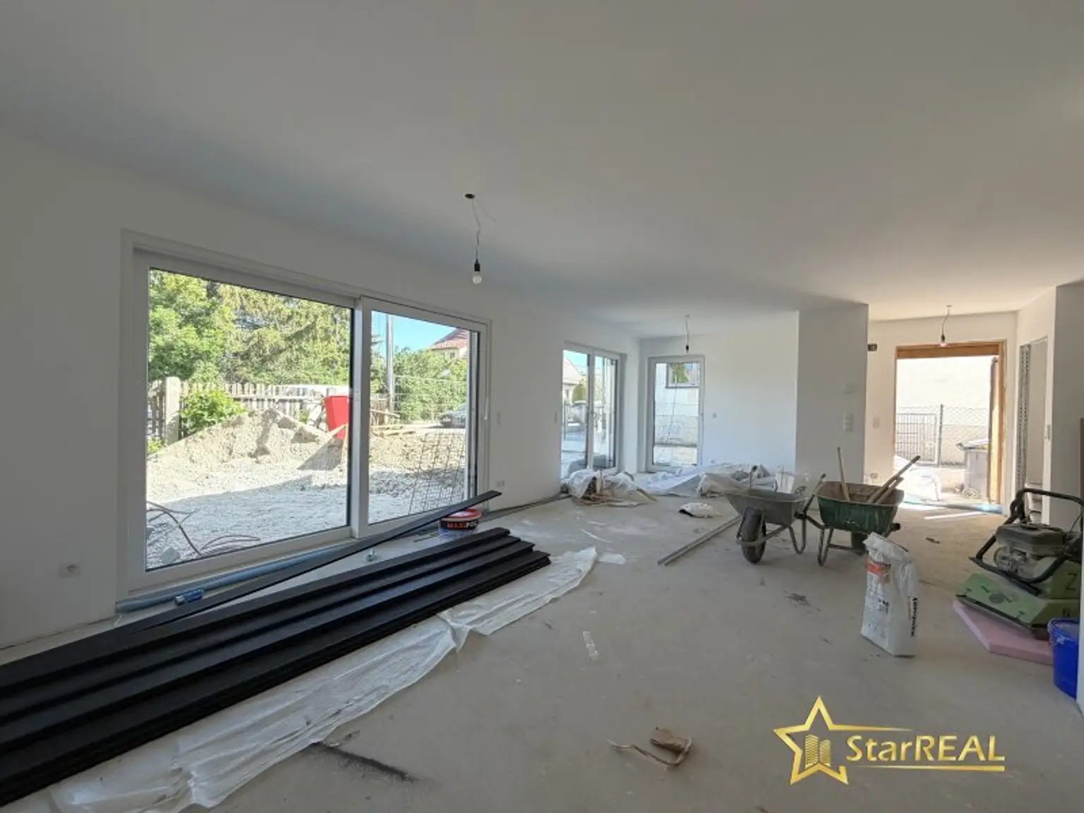 NEUBAU IN ZENTRUMSNÄHE! 5 ZIMMER-ZIEGELHAUS MIT 2 BÄDERN UND 3 WC´S.