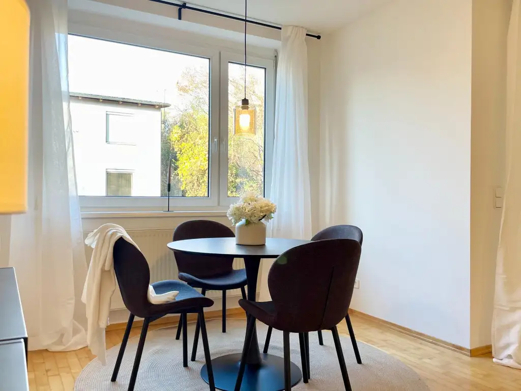 Idyllisch leben am Stadtrand – Lichtdurchflutete Wohnung mit Balkon ins Grüne