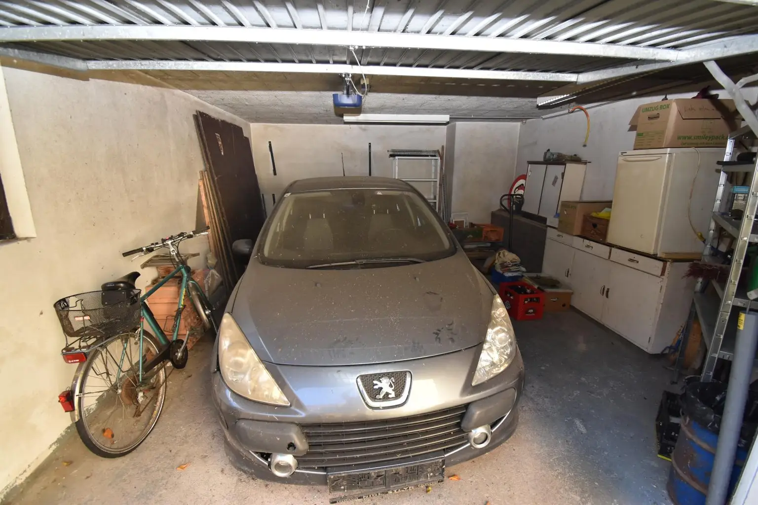 Wohnhaus mit SANIERUNGSBEDARF