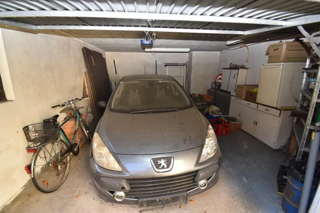 Wohnhaus mit SANIERUNGSBEDARF