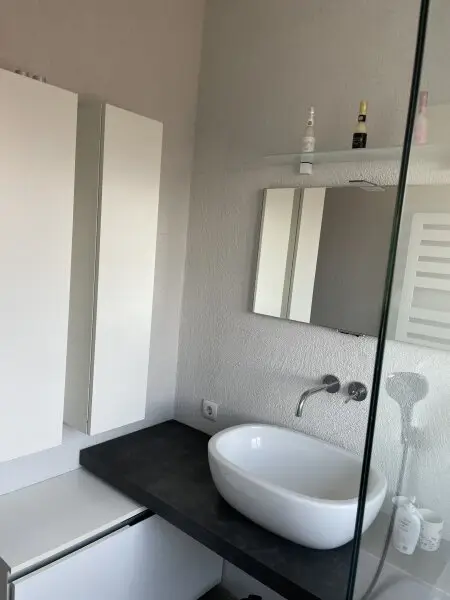 wunderschönes Badezimmer mit Fenster