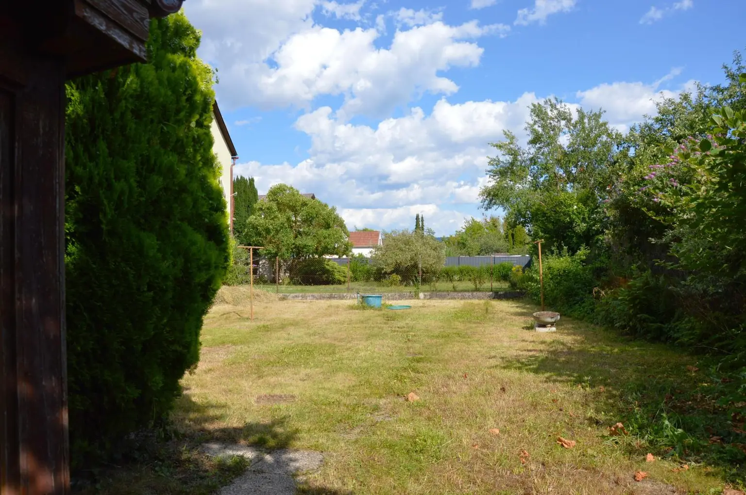 ebener sonniger Garten