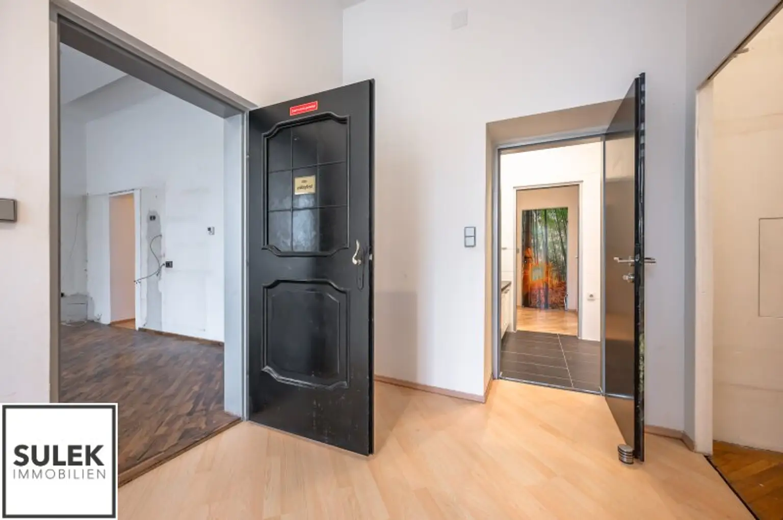 Adaptierungsbedürftige Erkerwohnung direkt beim Schloss Schönbrunn - 3 Zimmer