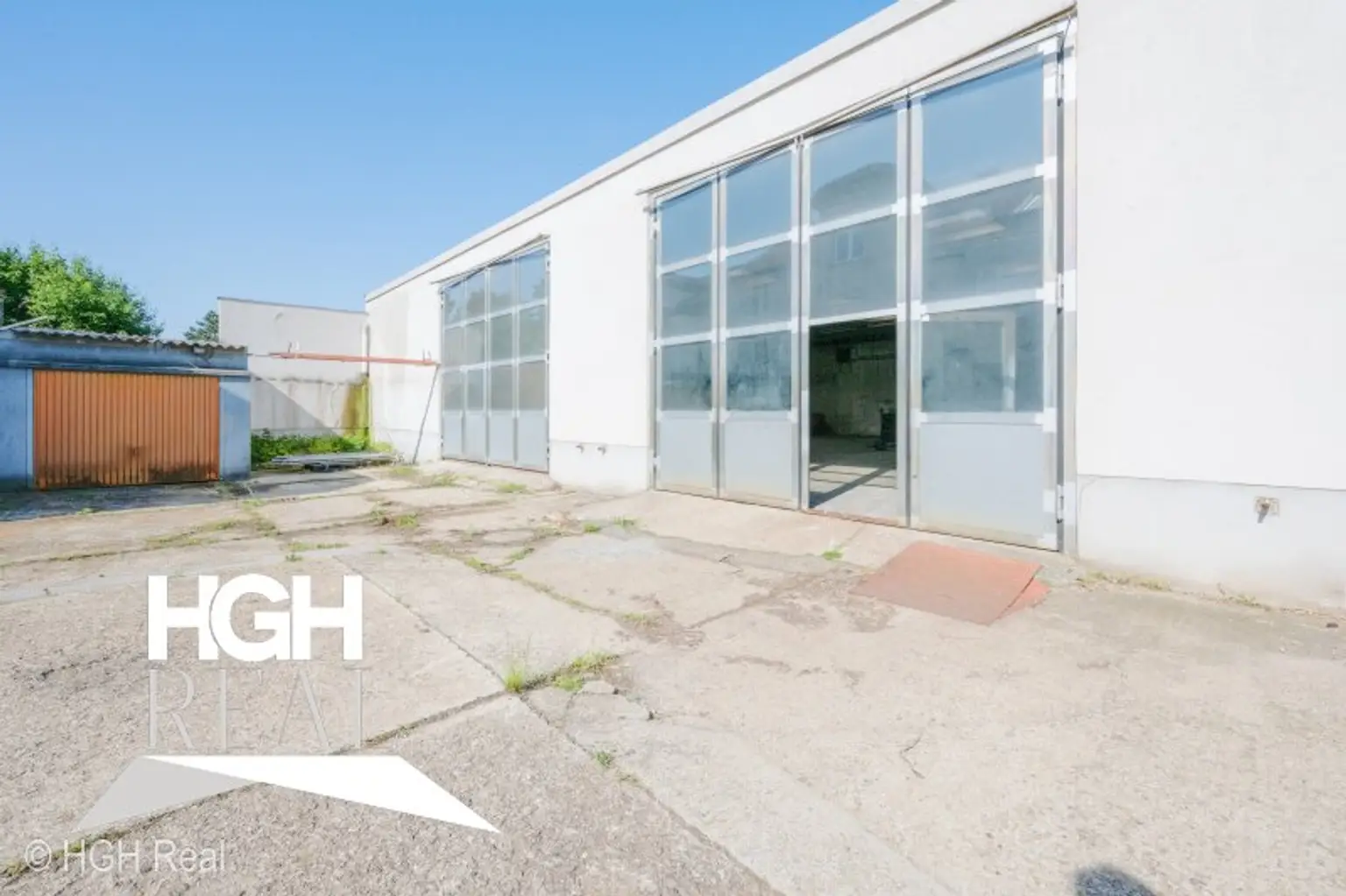 2325 Himberg Großes Grundstück mit heller beheizter HALLE, Außenfläche und bestandsfreiem Mehrparteienhaus mitten in Himberg