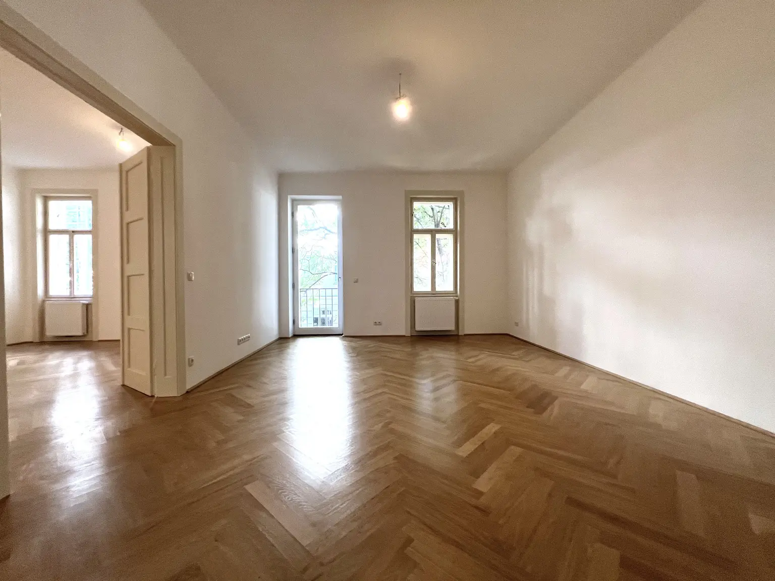 Bezaubernde 3-Zimmer-Wohnung mit kleinen Balkonen und Grünblick