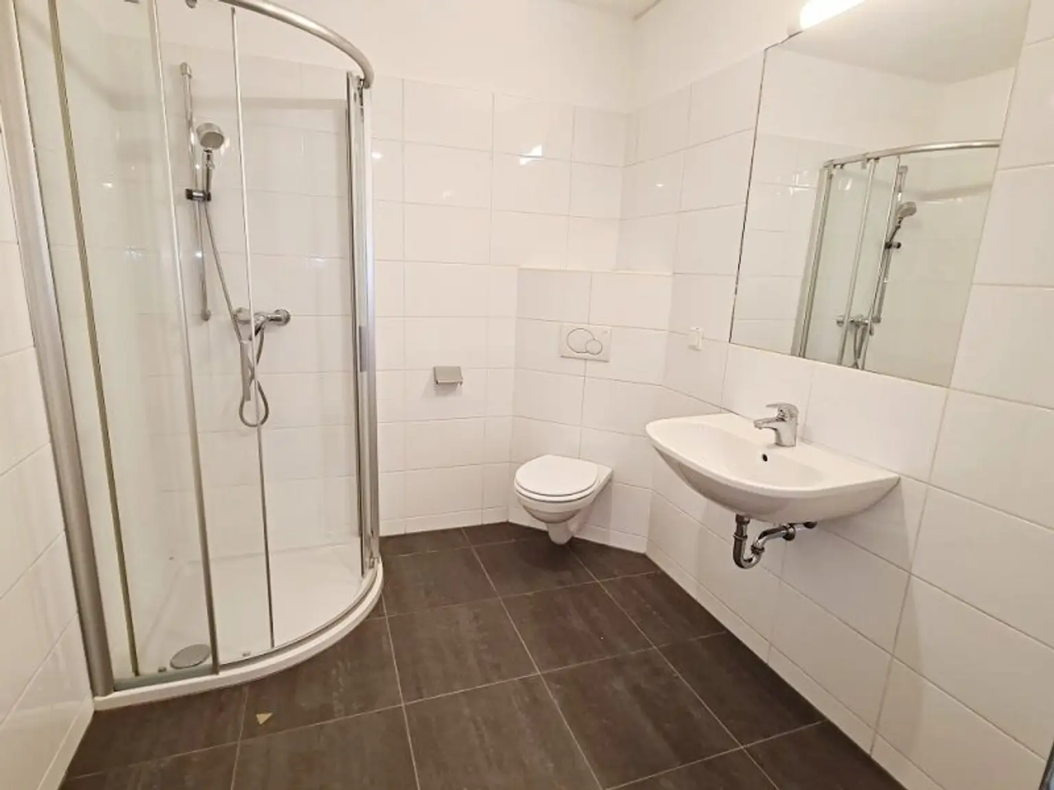 HÖRLGASSE BEIM SCHLICKPLATZ, gepflegte 45 m2 Neubau, 2 Zimmer, Komplettküche, Duschbad, Parketten, 2. Liftstock